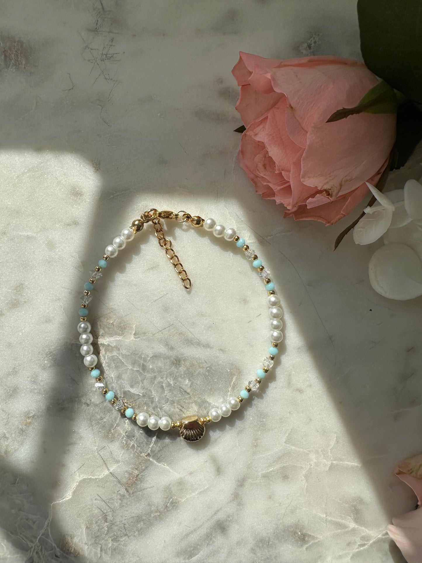 Fußkette mit Blauen und Weißen Perlen und goldenen Muschel Anhänger - 10094