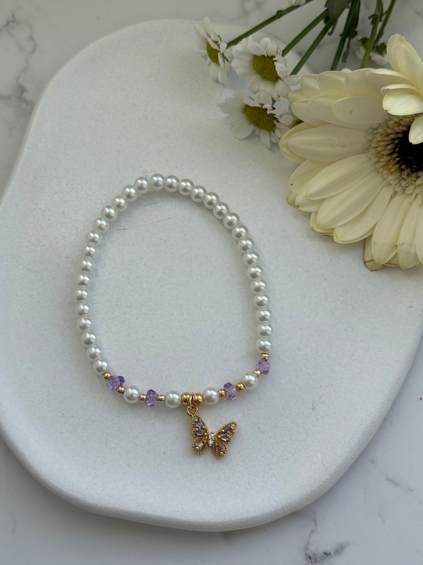 Perlenarmband mit Weißen Glasperlen und Lila Kristallperlen und Goldenen Perlen + Schmetterling Anhänger - 2039