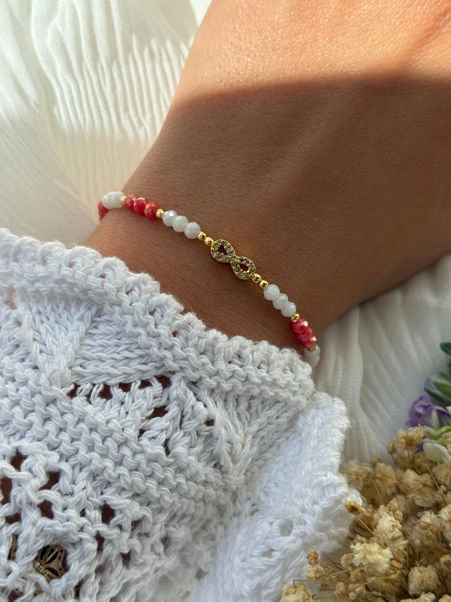 Perlenarmband mit Kristallperlen und Goldenen Perlen + Unendlichkeit Anhänger - 2253