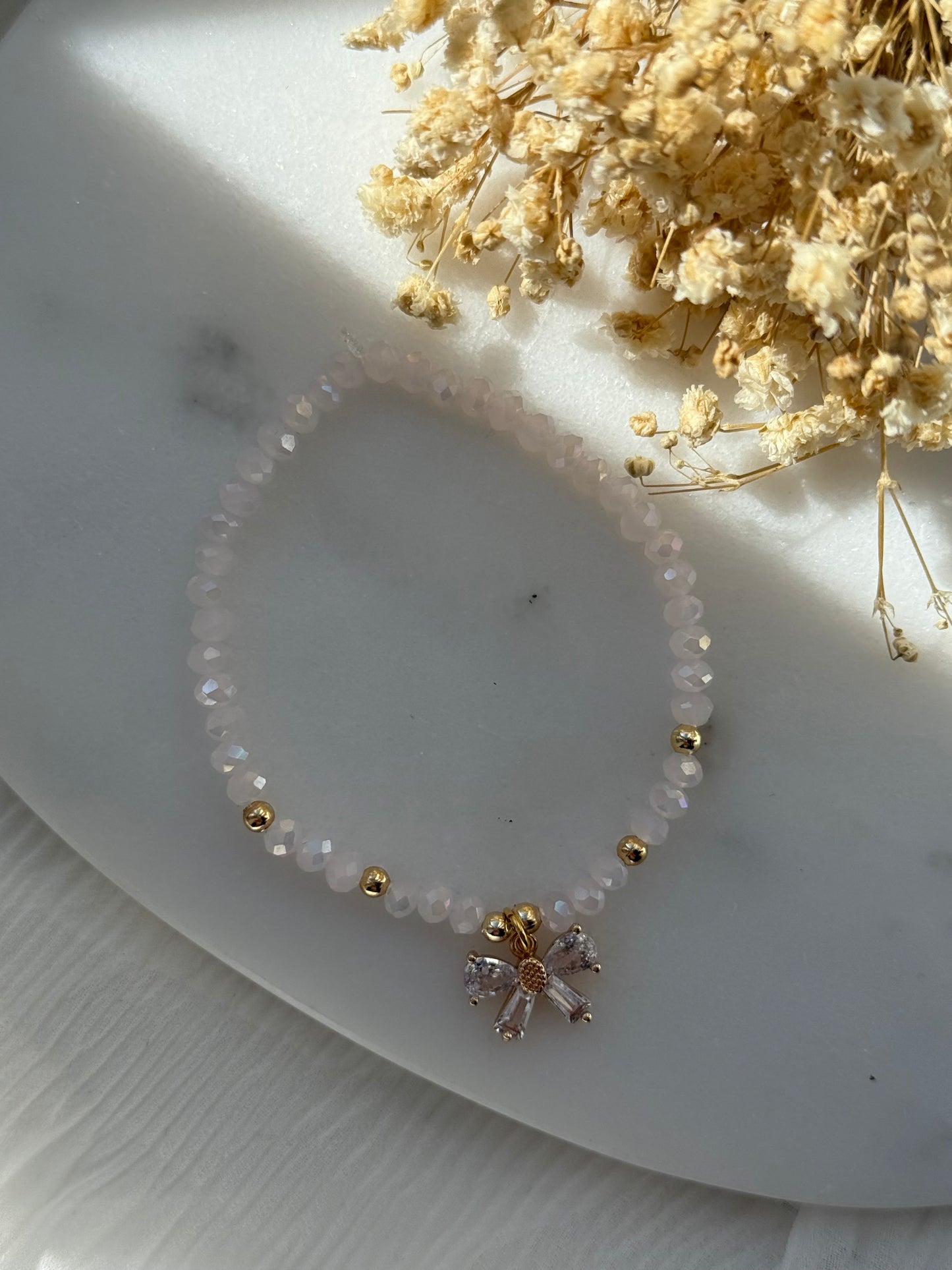 Perlenarmband mit Rosa Kristallperlen, Goldenen Perlen + Schleifen Anhänger - 2267