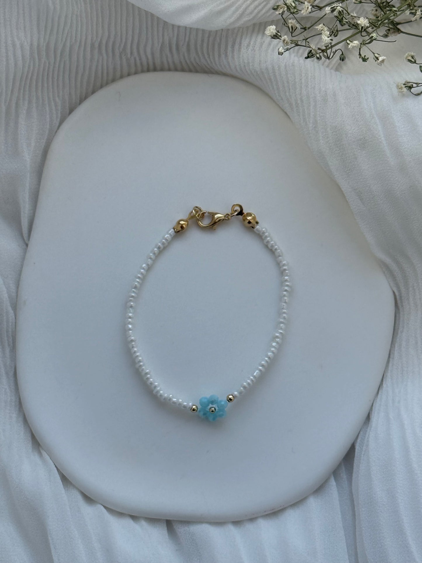 Perlenarmband mit Weißen Perlen und einer Blauen Blume - 2129