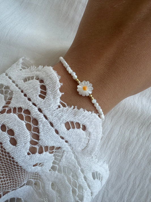 Perlenarmband mit Weißen Glasperlen und Gänseblümchen Anhänger - 10403