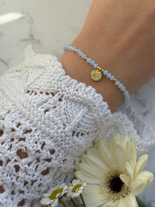 Perlenarmband mit Hellblauen Kristallperlen und Goldenen Perlen + Goldene Taler Anhänger - 2012