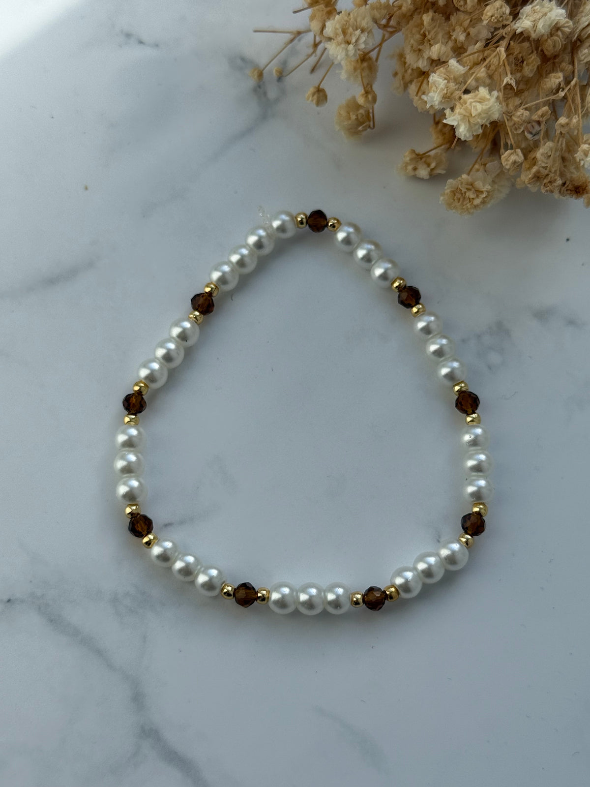 Perlenarmband mit Weißen Perlen, Braunen Kristallperlen und Goldenen Perlen - 2389