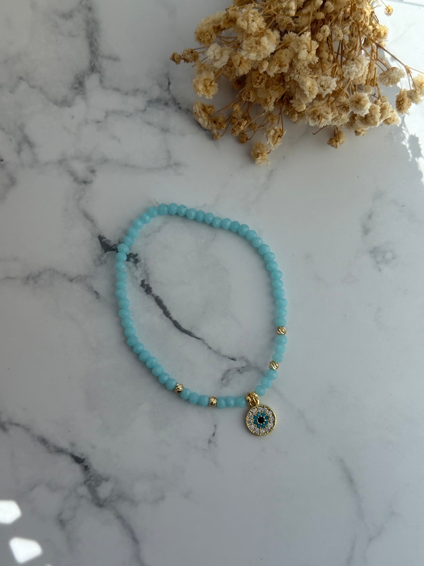 Perlenarmband mit Blauen Kristallperlen, Goldenen Perlen + Nazar Anhänger - 2320