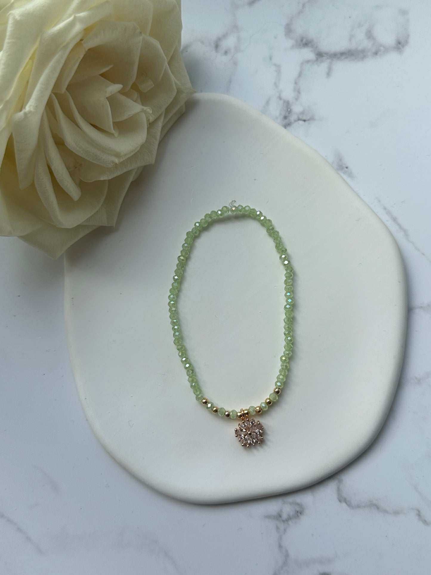 Perlenarmband mit Grünen Kristallperlen und Goldenen Perlen + Zirkonia Blumen Anhänger - 10871