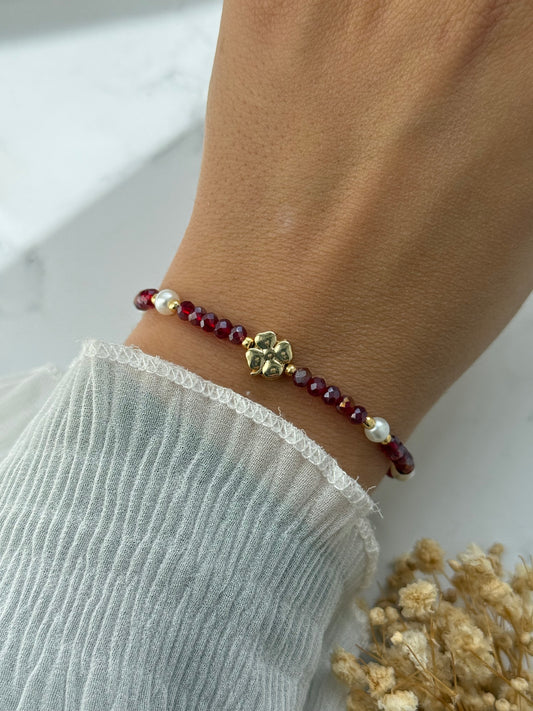 Perlenarmband mit Bordeaux Kristallperlen, Weißen Perlen und Goldenen Perlen + Kleeblatt Anhänger - 2372