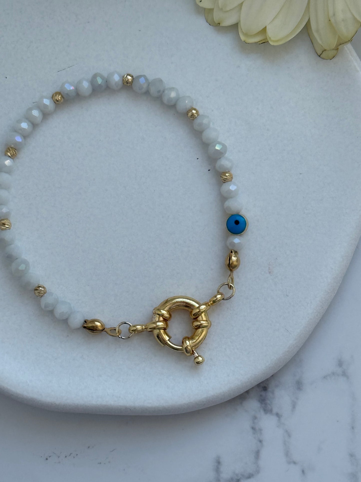 Perlenarmband mit Weißen Kristallperlen und Goldenen Dorika Perlen + Nazar Anhänger - 2077