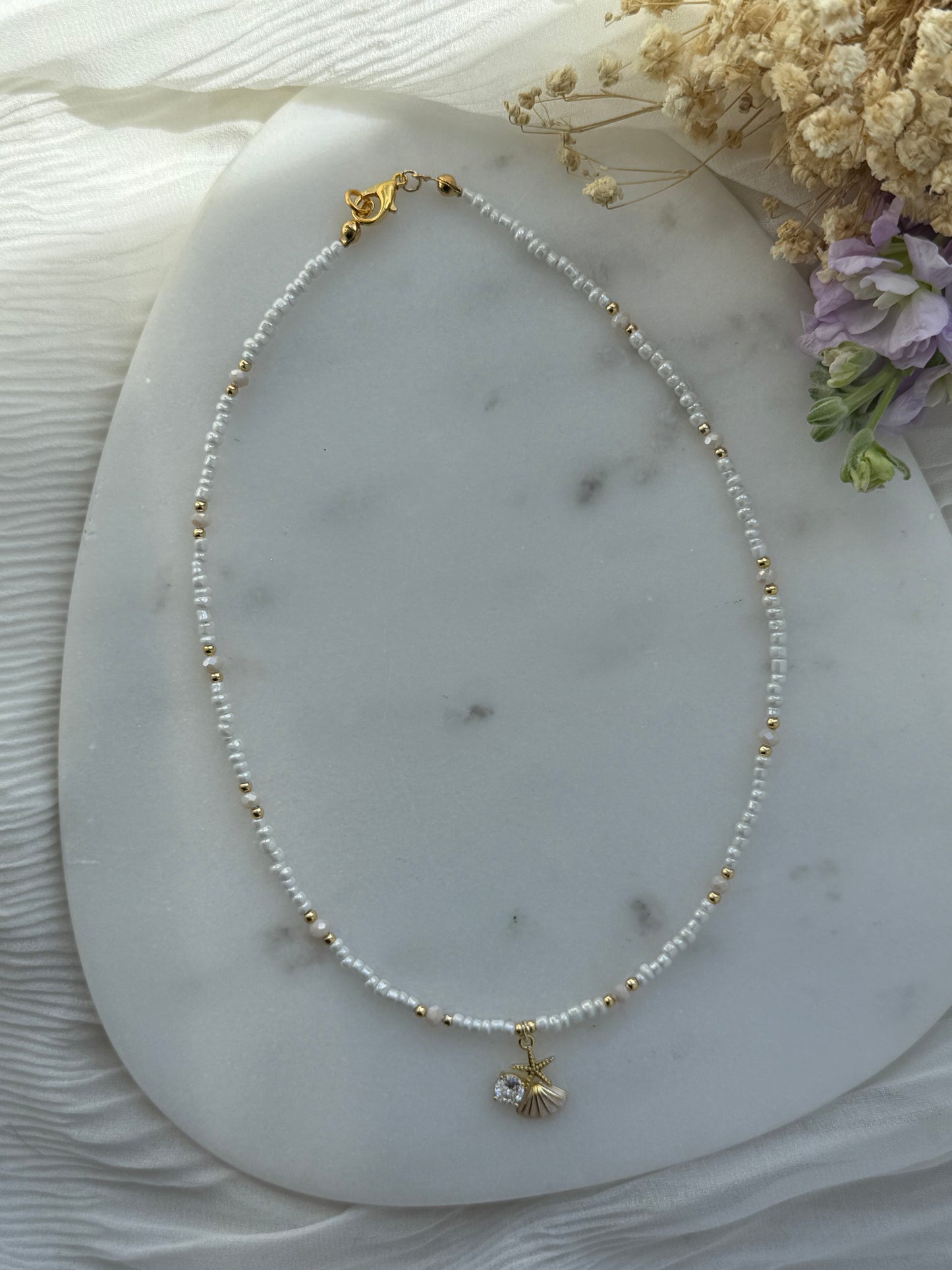 Perlenkette mit Weißen Perlen, Beigen Kristallperlen und Goldenen Perlen + Muschel / Seestern Charm - 2199