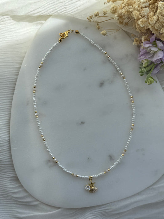 Perlenkette mit Weißen Perlen, Beigen Kristallperlen und Goldenen Perlen + Muschel / Seestern Charm - 2199