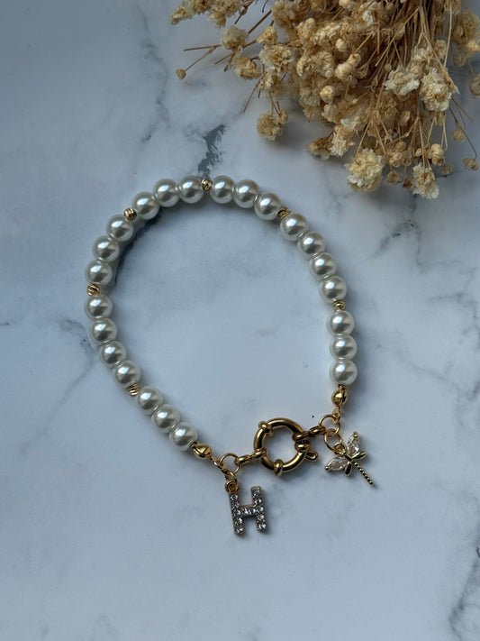 Perlenarmband personalisiert mit Weißen Glasperlen, Dorika Perlen + Libellen Anhänger - 2428