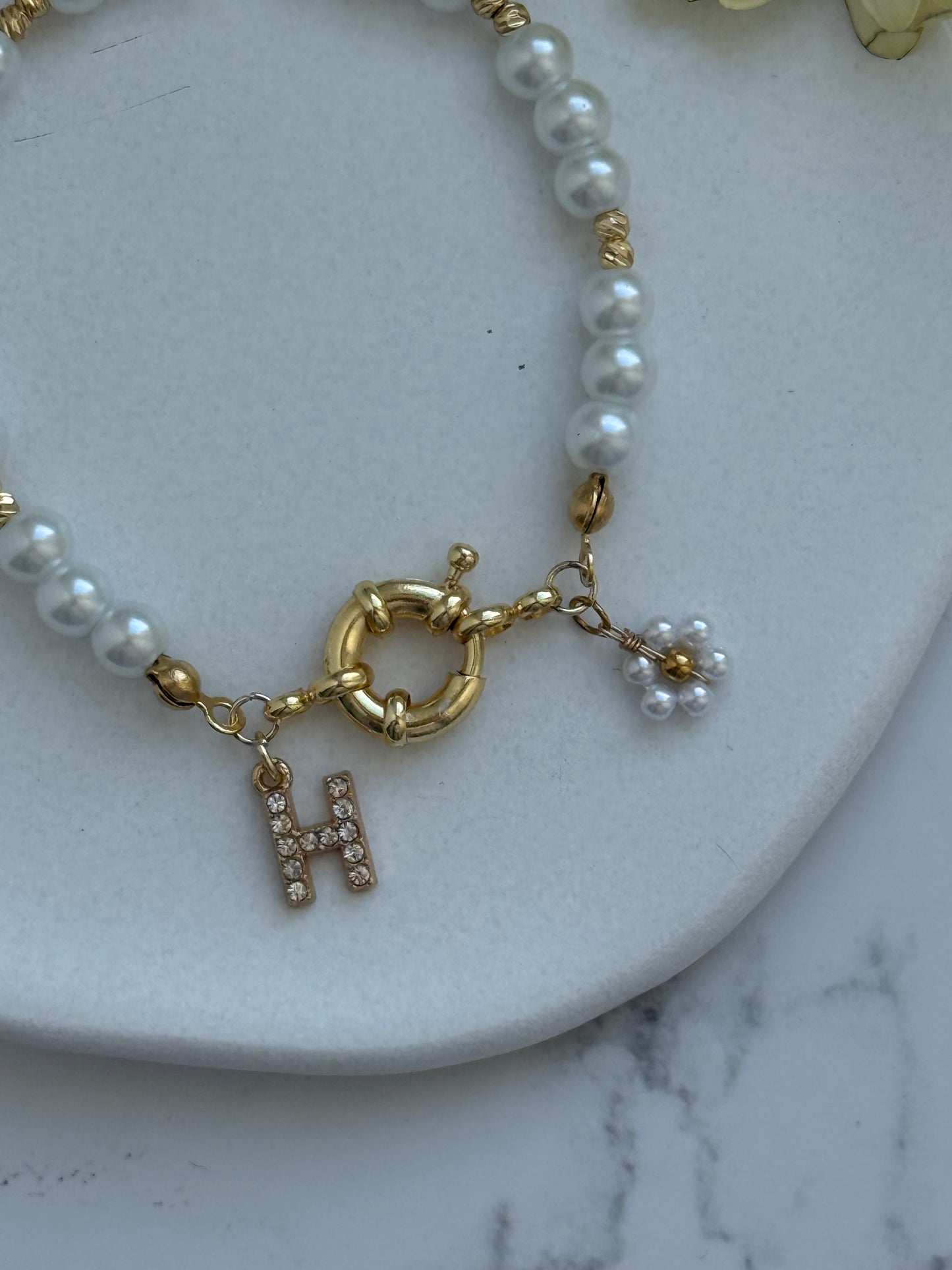 Perlenarmband personalisiert mit Weißen Glasperlen und Goldenen Dorika Perlen + Blumen Anhänger - 2075