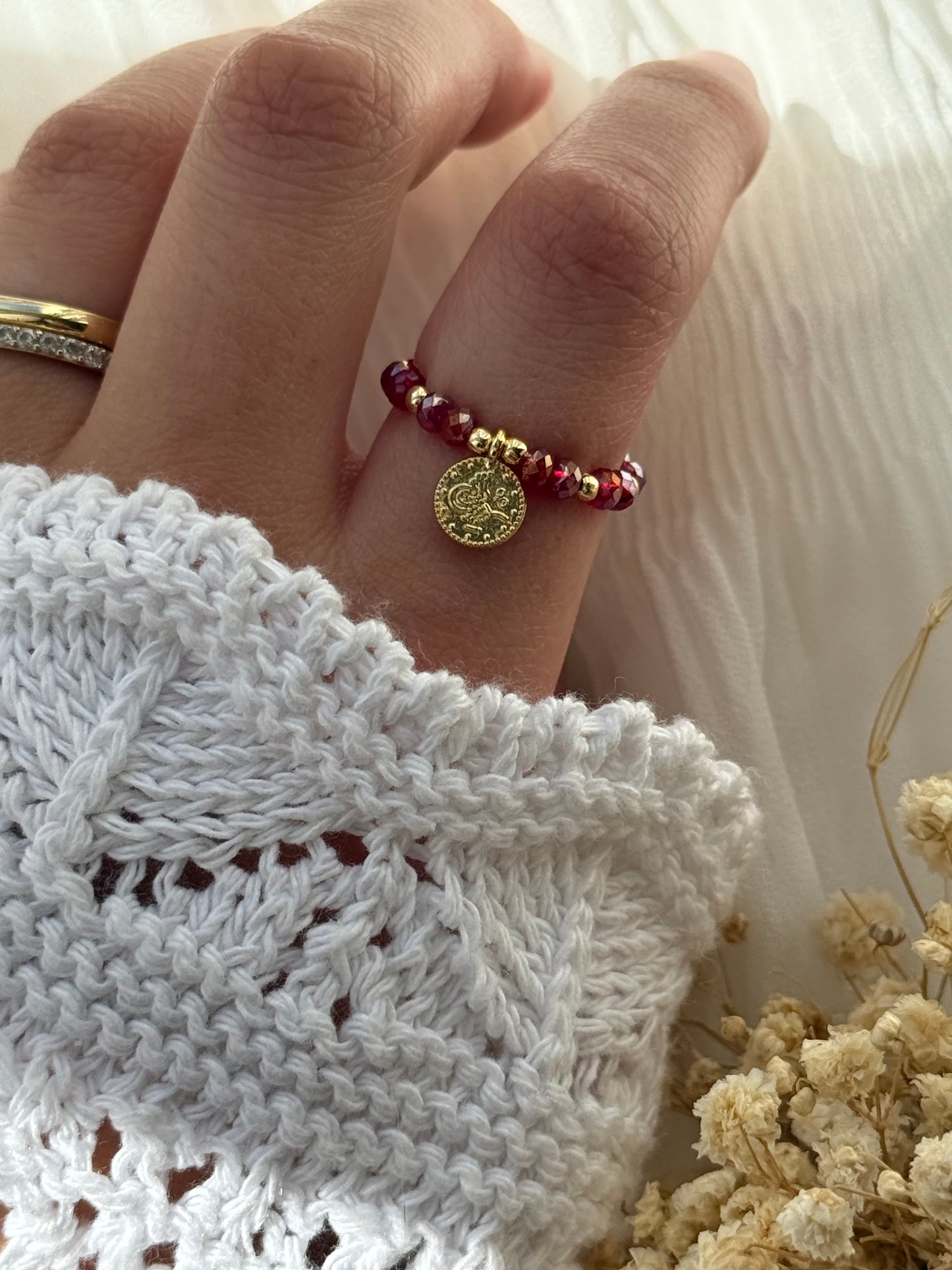 Perlenring mit Roten Kristallperlen, goldenen Perlen + Goldener Taler - 2229