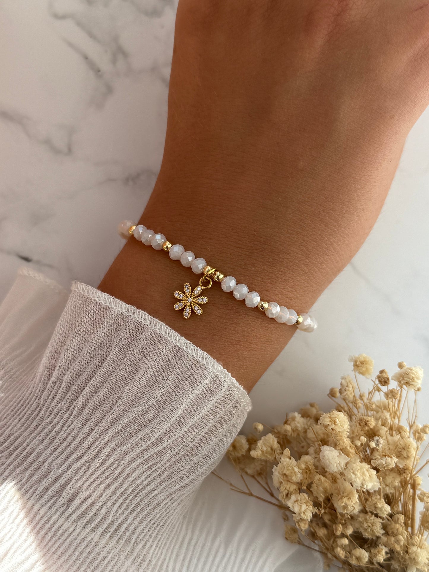 Perlenarmband mit Beigen Kristallperlen, Goldenen Perlen + Blumen Anhänger - 2292