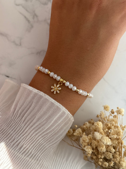 Perlenarmband mit Beigen Kristallperlen, Goldenen Perlen + Blumen Anhänger - 2292