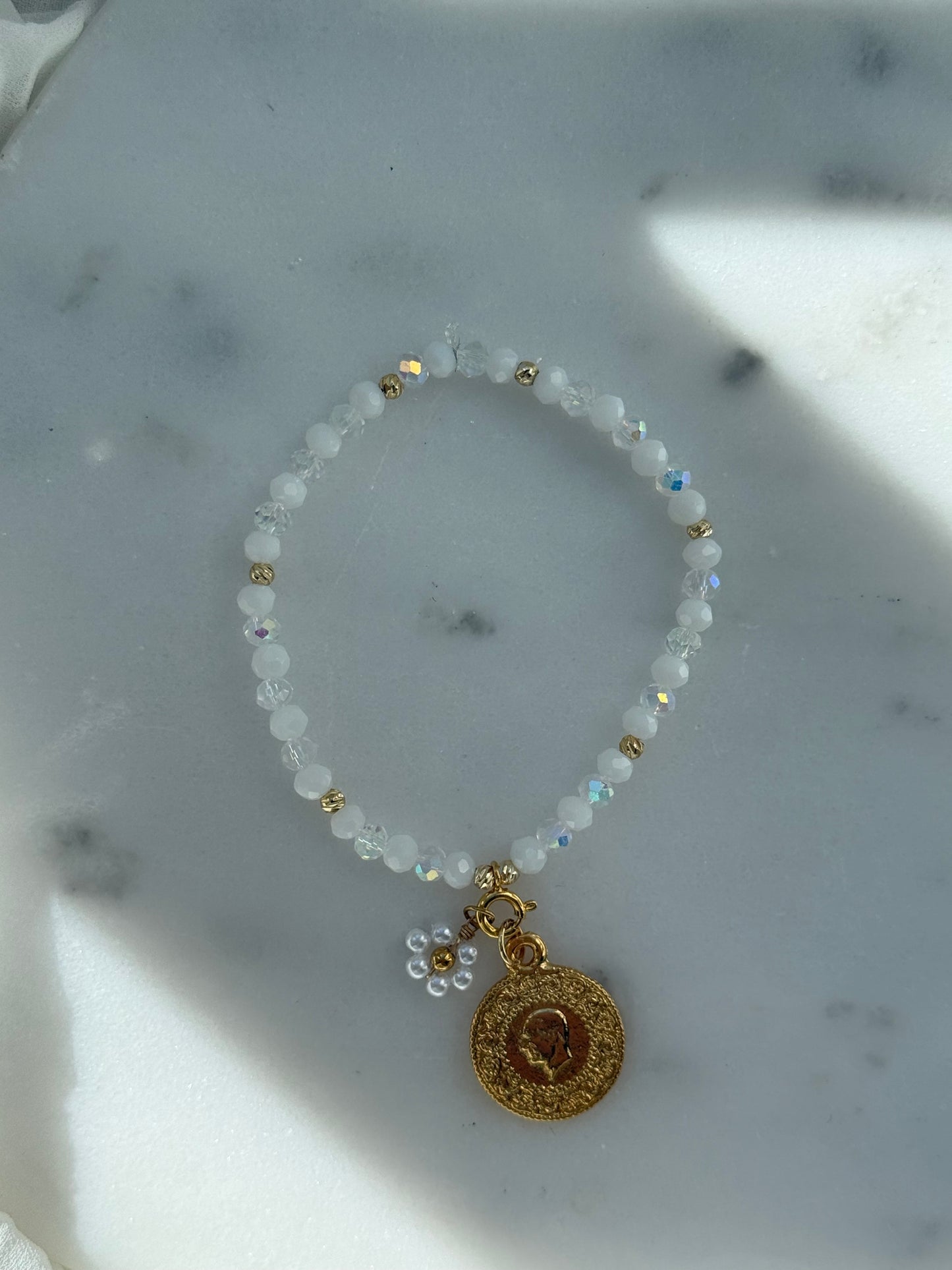 Perlenarmband mit Weißen Kristallperlen + Goldenen Perlen + Blumen Anhänger - 2183