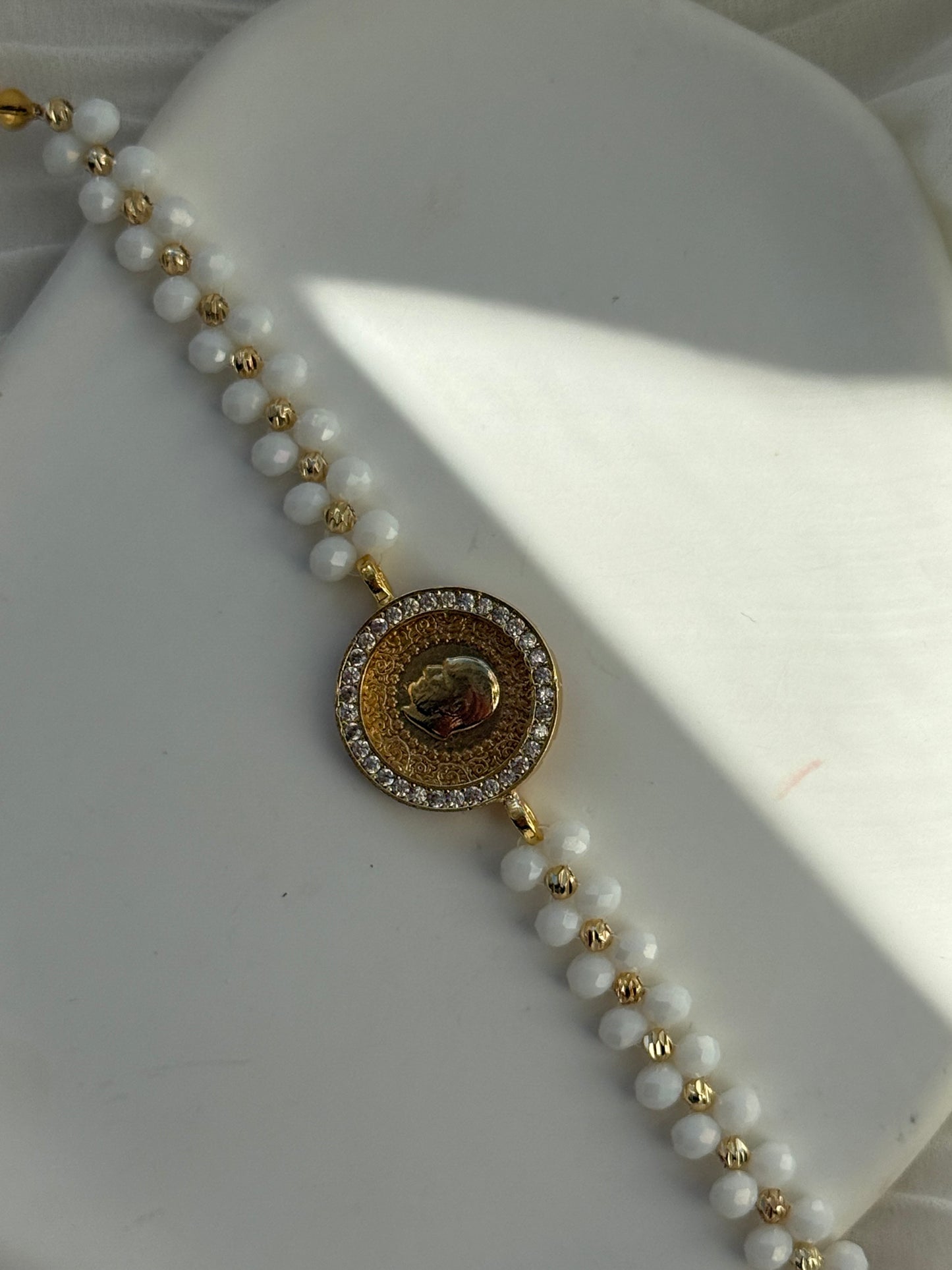 Perlenarmband mit Weißen Kristallperlen, Goldenen Dorika Perlen und Rahmen - 2170