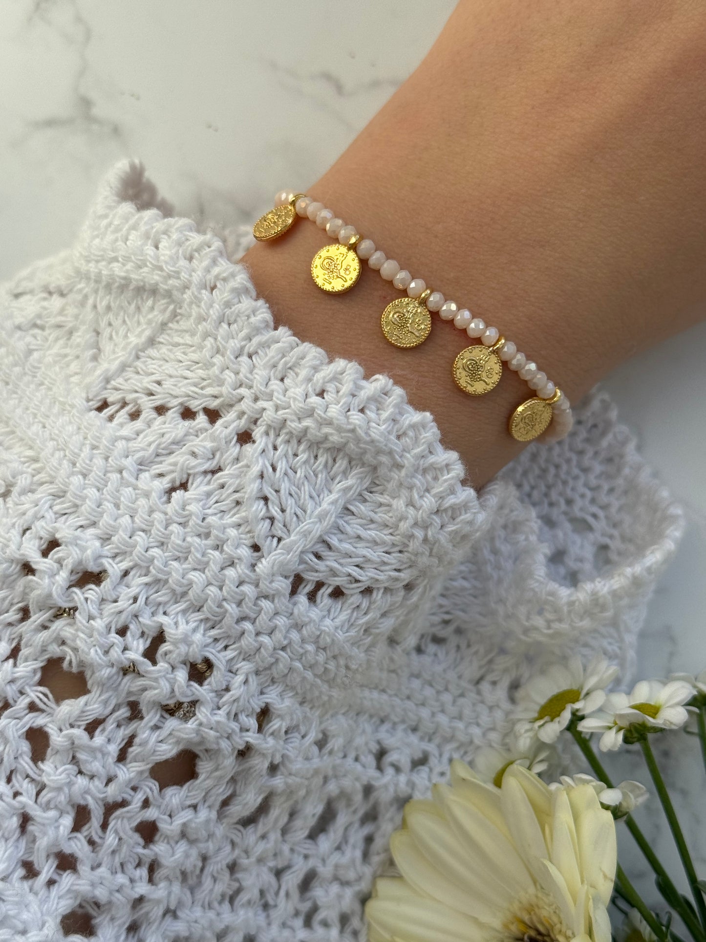 Perlenarmband mit Beigen Kristallperlen und Goldenen Perlen + Goldene Taler Anhänger - 2020