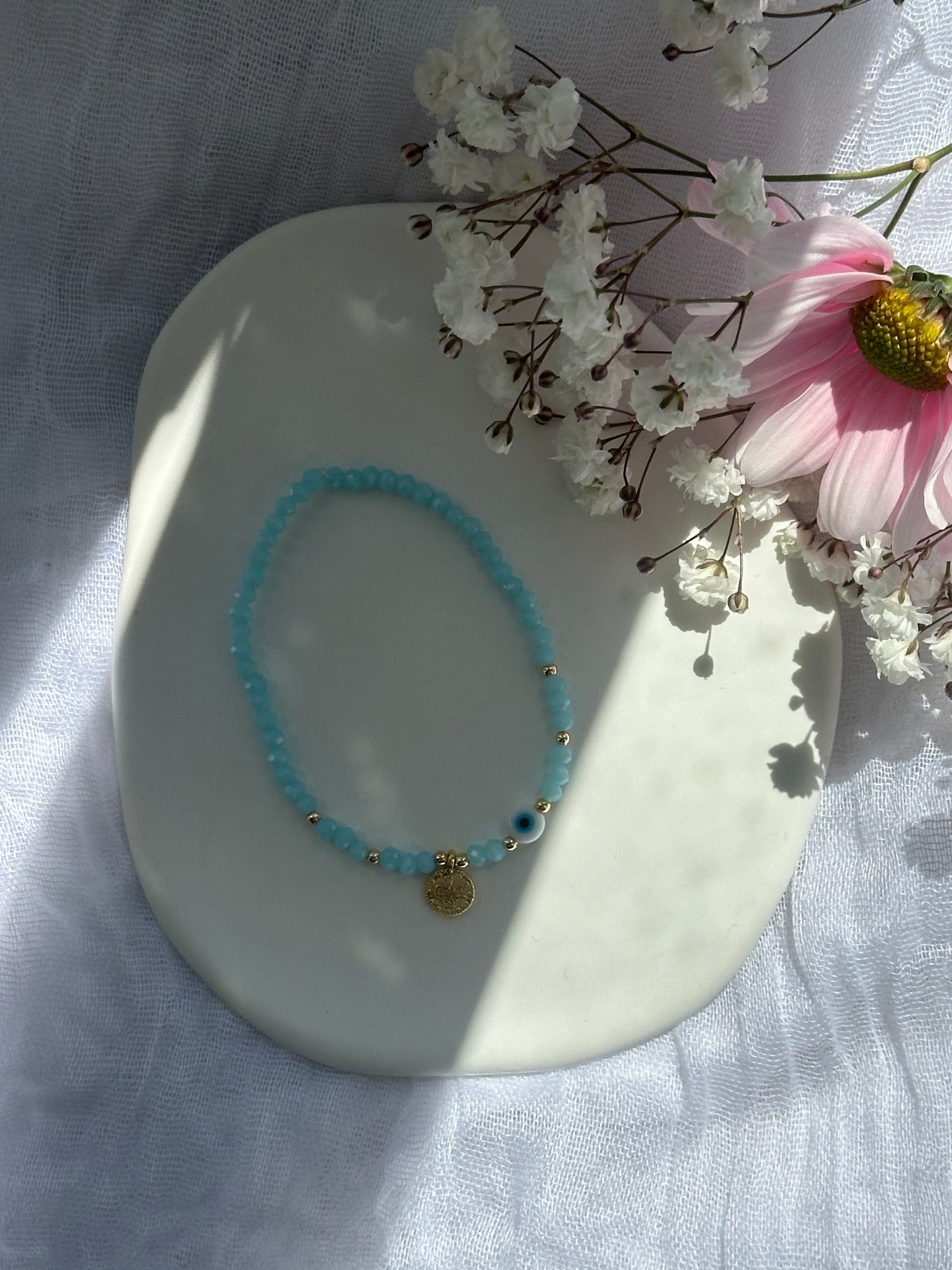 Perlenarmband mit Hellblauen Kristallperlen und goldenen Details+ Nazar und Goldener Taler  Anhänger - 10747