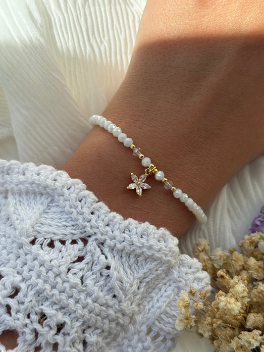 Perlenarmband mit Weißen Kristallperlen und Goldenen Perlen + Blumen Anhänger - 2255