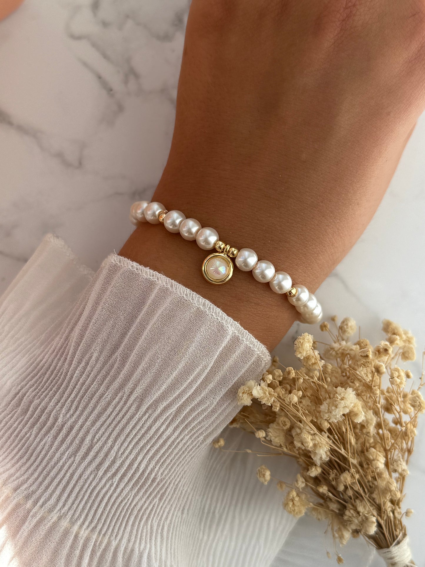 Perlenarmband mit Beigen Glasperlen, Goldenen Perlen +  Anhänger - 2279