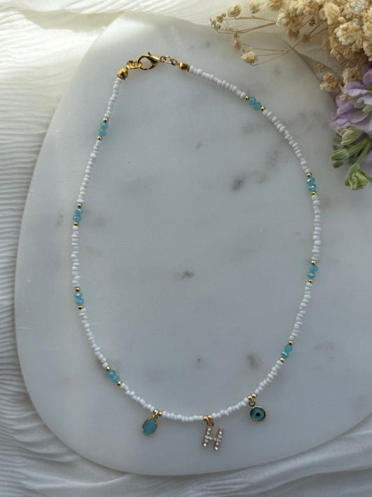 Perlenkette personalisiert mit Weißen Perlen, Blauen Kristallperlen und Goldenen Perlen + Stein und Nazar Anhänger - 2190
