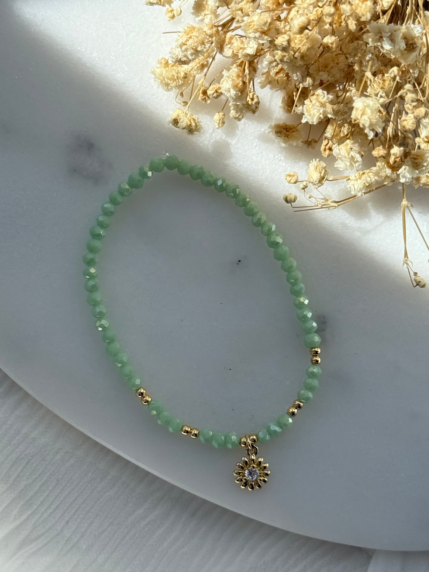 Perlenarmband mit Grünen Kristallperlen, Goldenen Perlen + Sonnen Anhänger - 2269