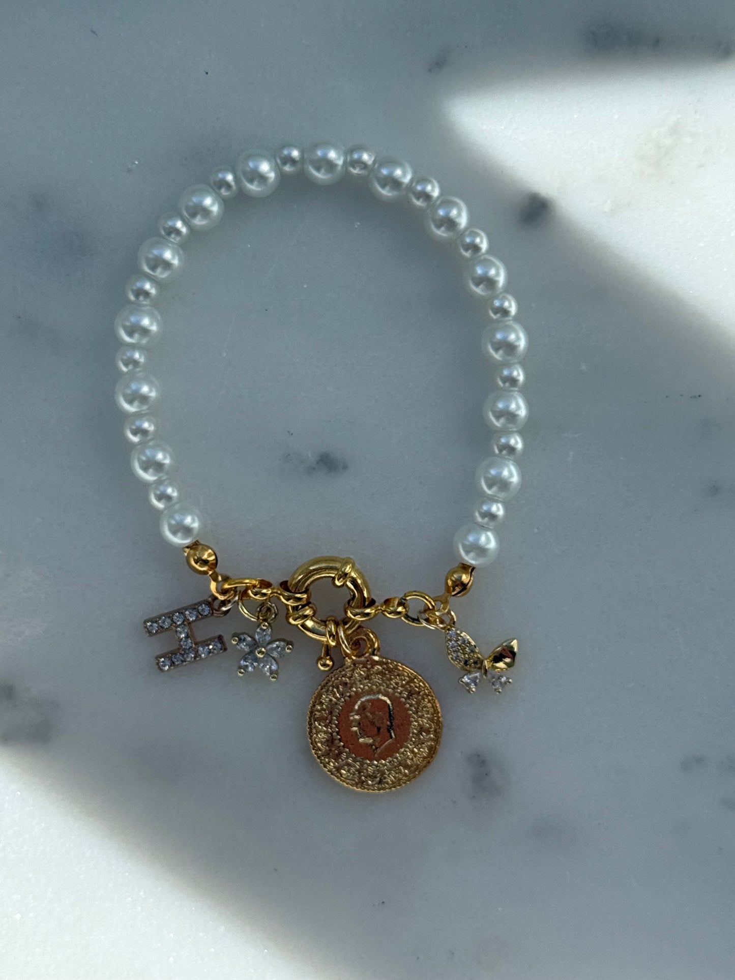 Perlenarmband personalisiert mit Weißen Glasperlen + Blumen und Schmetterling Anhänger- 2184