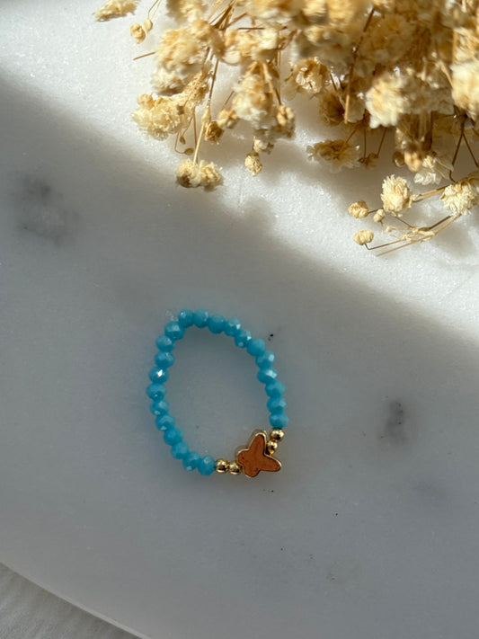 Perlenring mit Hellblauen Kristallperlen, goldenen Perlen + Schmetterling Anhänger - 2218