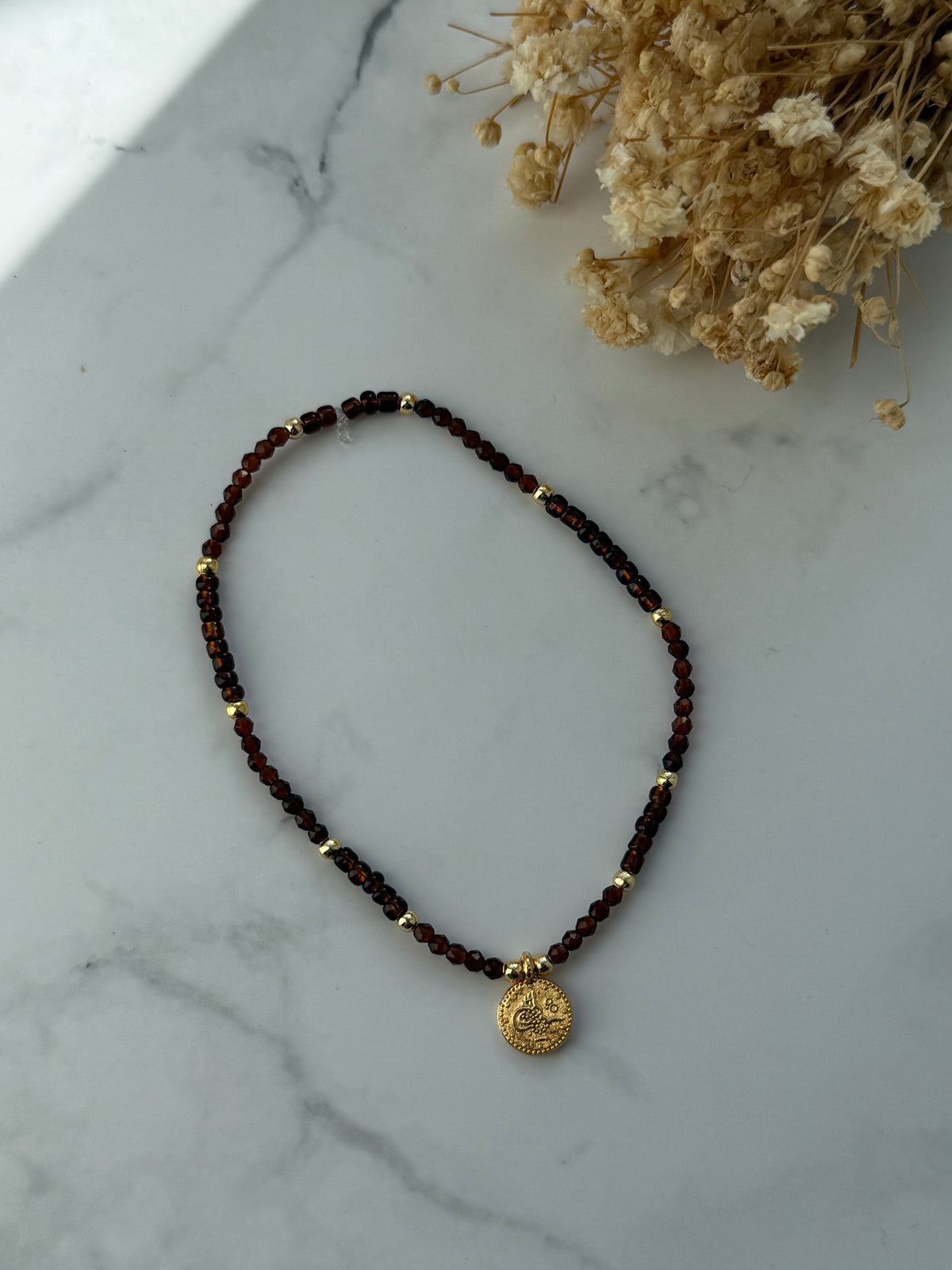 Perlenarmband mit Braunen Kristallperlen und Goldenen Perlen + Goldene Taler Anhänger - 2400