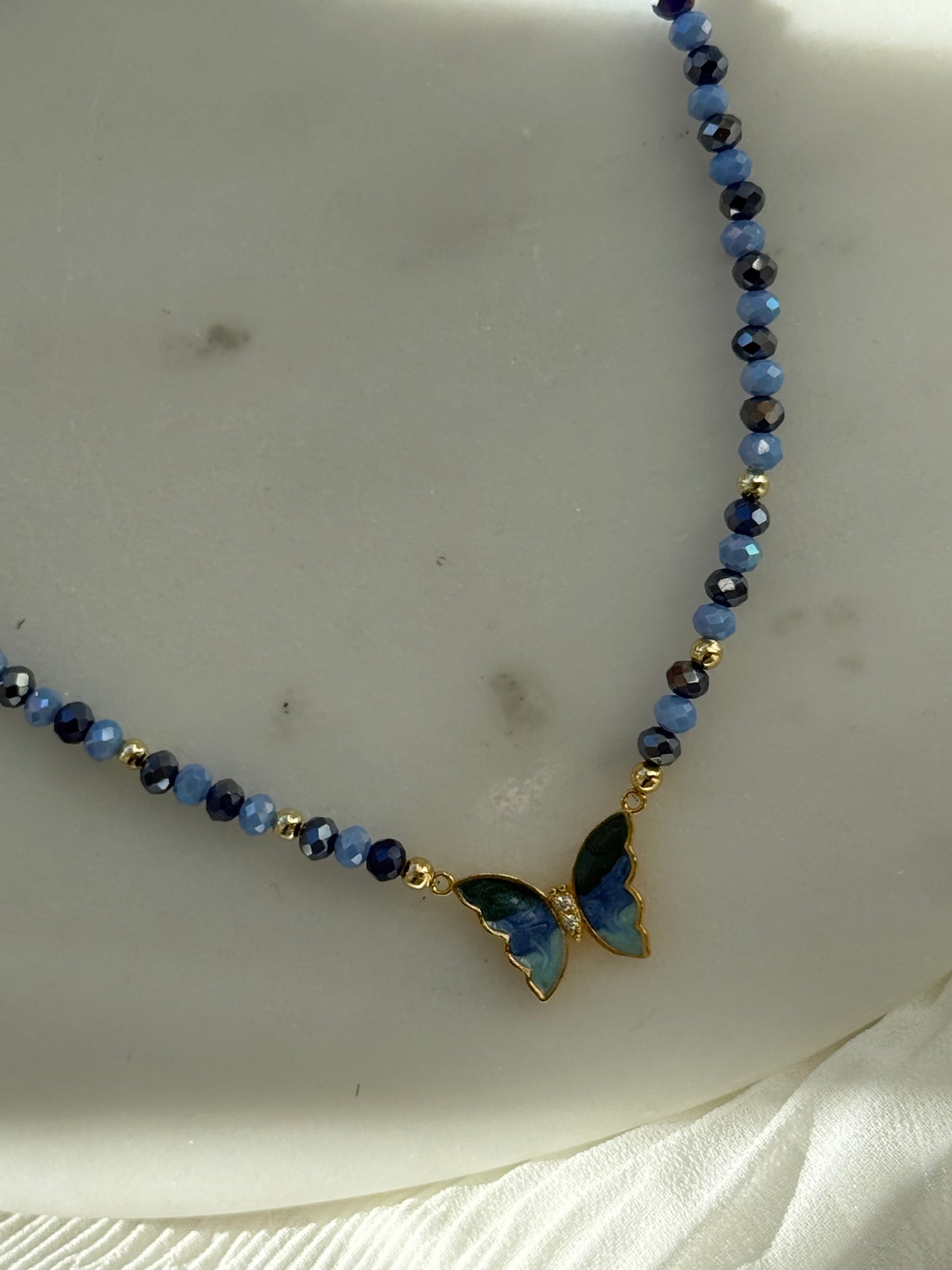 Perlenkette mit Blauen Kristallperlen, Goldenen Perlen + Schmetterling Anhänger - 2156