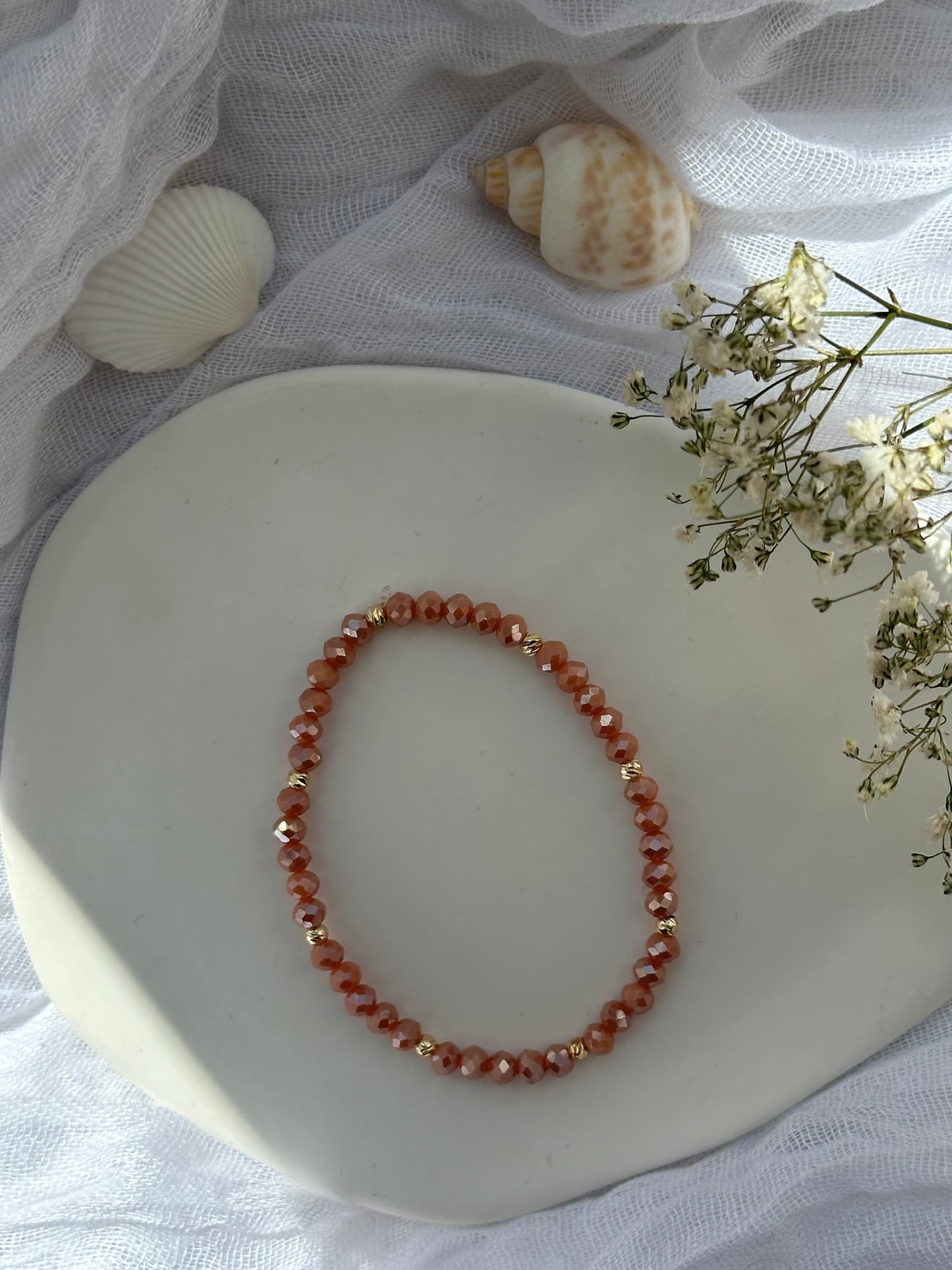 Perlenarmband mit Orangenen Kristallperlen und Goldenen Dorika Perlen - 10837