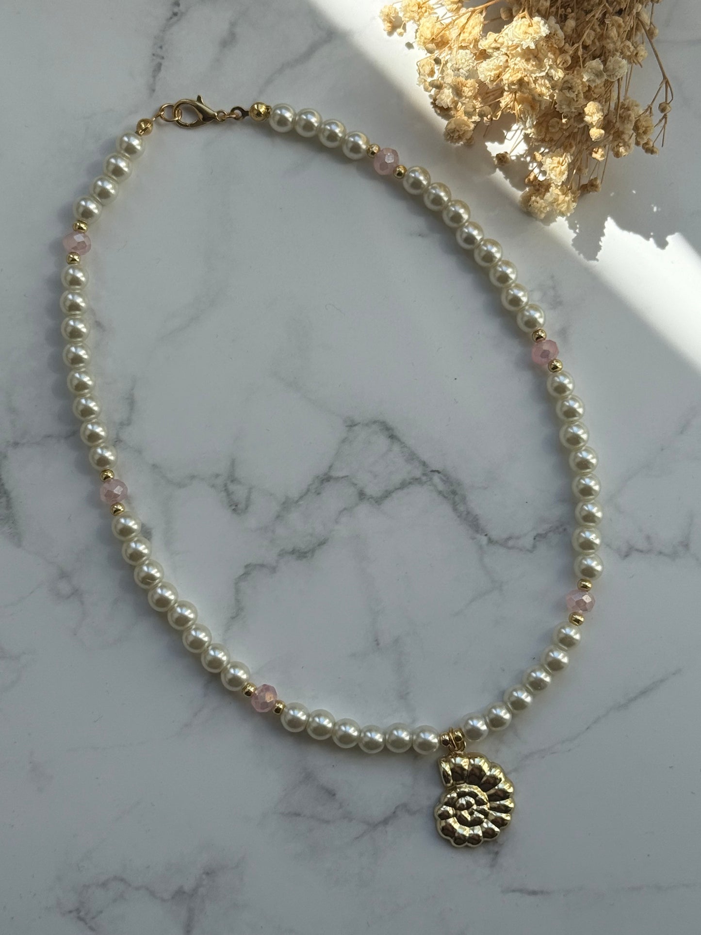 Perlenkette mit Weißen Perlen, Rosa Kristallperlen und Goldenen Perlen + Muschel Anhänger - 2335
