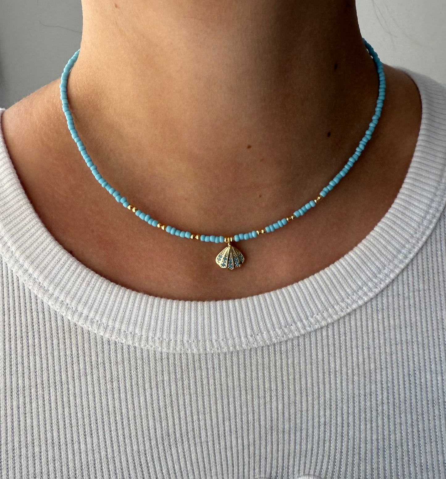 Perlenkette mit Blauen Perlen, Goldenen Perlen + Muschel Anhänger - 2202