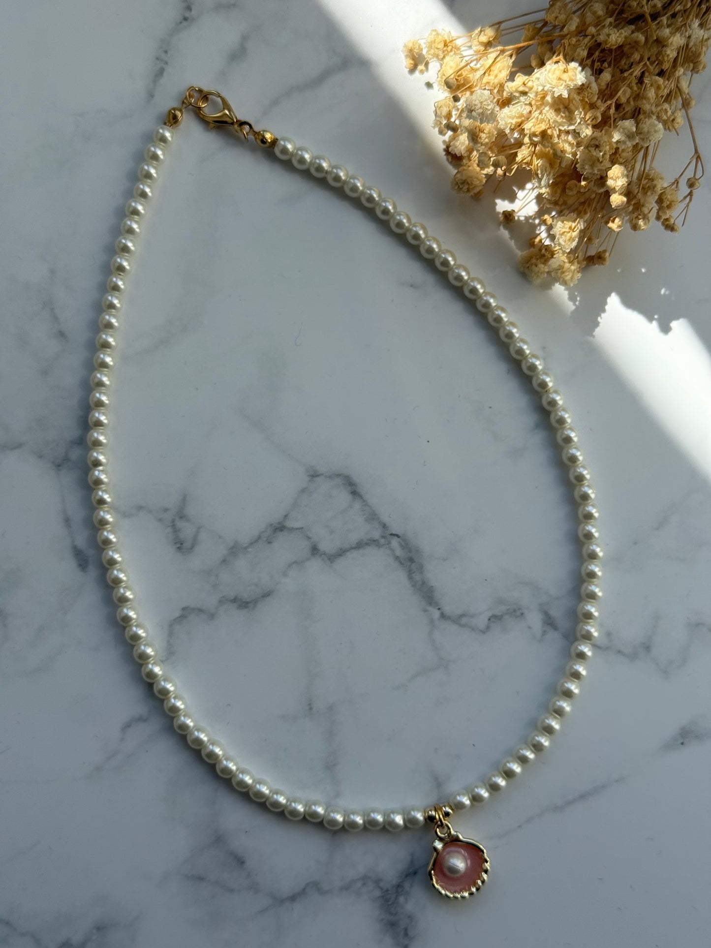 Perlenkette mit Weißen Perlen, Goldenen Perlen + Muschel Anhänger - 2334
