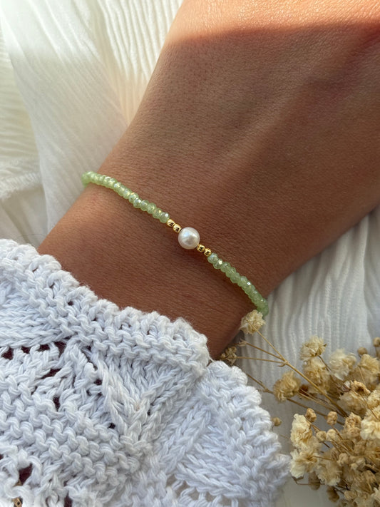 Perlenarmband mit Grünen Kristallperlen und Goldenen Perlen + Süßwasserperle - 2252