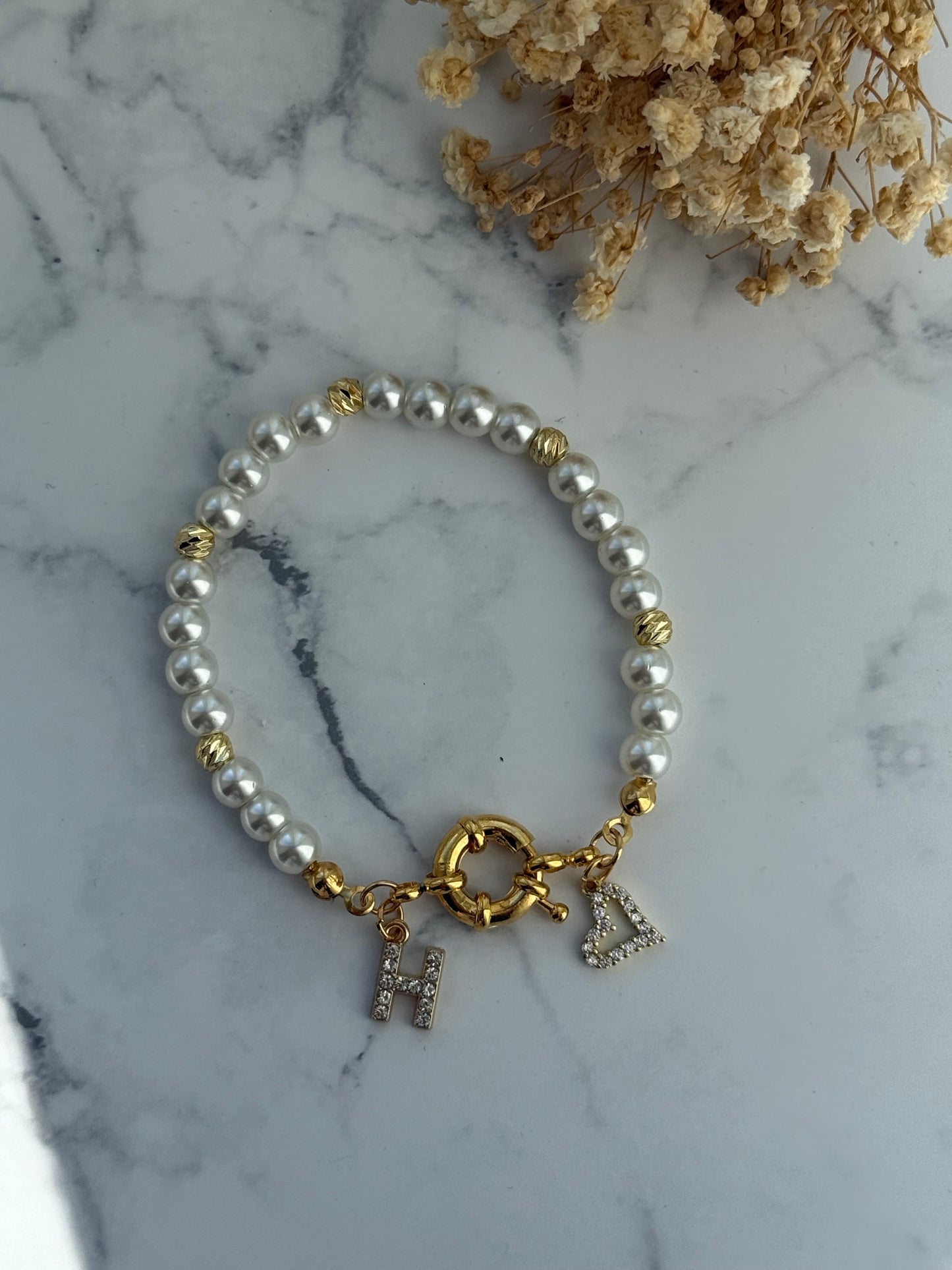 Perlenarmband personalisiert mit Weißen Glasperlen + Herz Anhänger - 2348