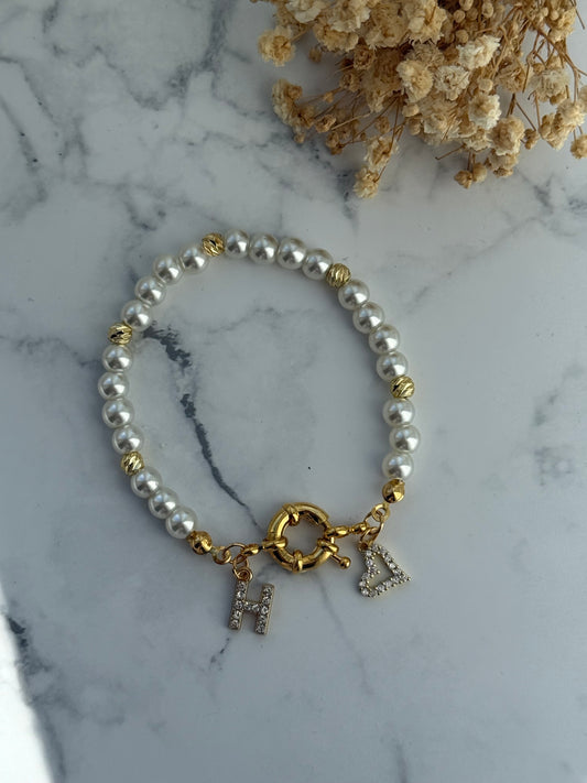 Perlenarmband personalisiert mit Weißen Glasperlen + Herz Anhänger - 2348