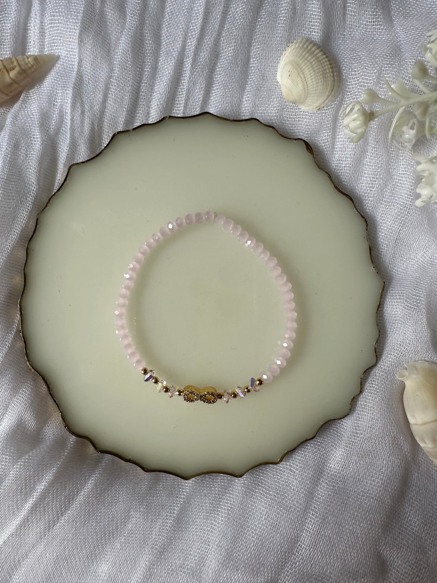 Perlenarmband mit Rosa Kristallperlen und Unendlichkeits Anhänger - 10455