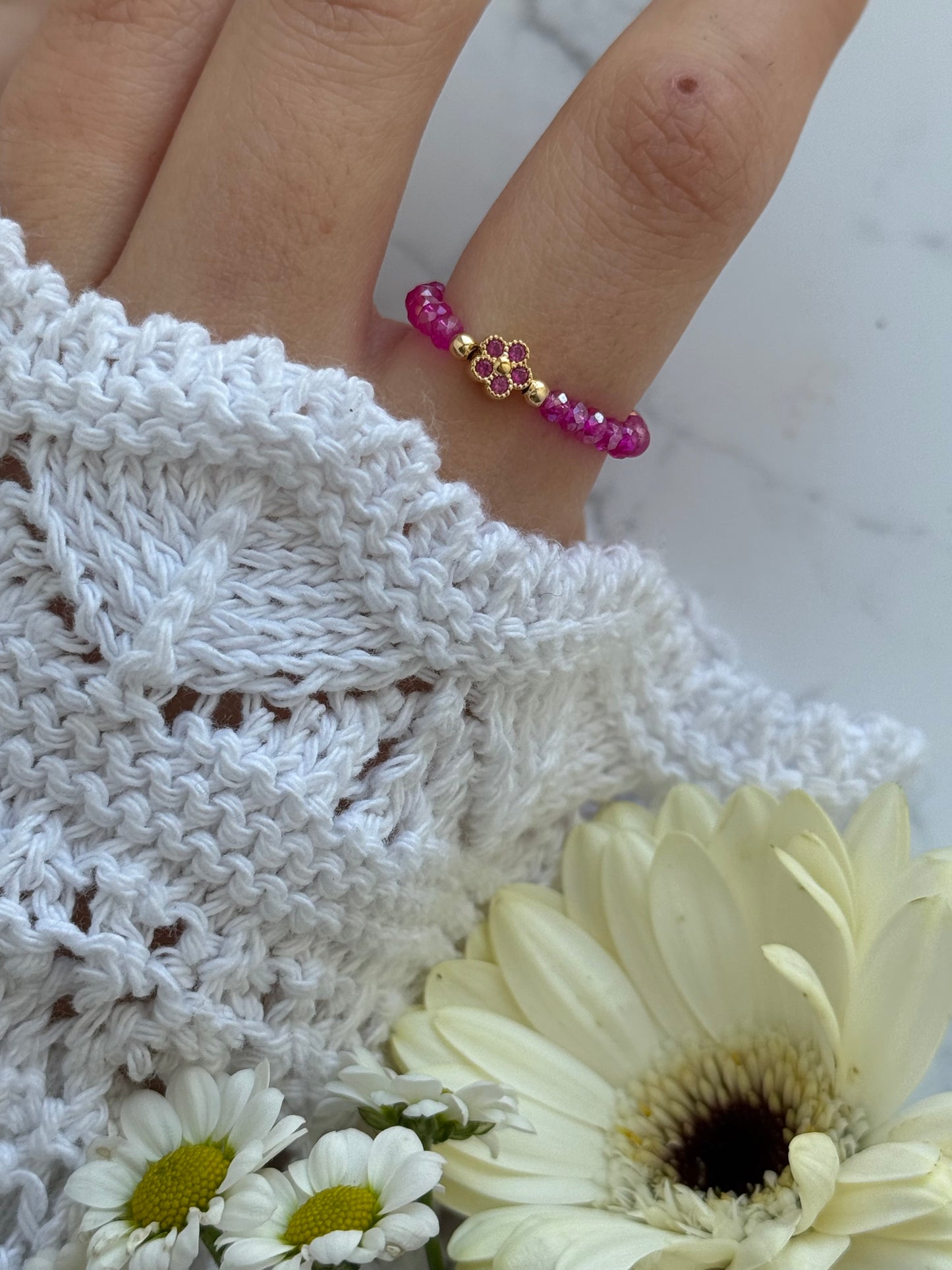 Perlenring mit Pinken Kristallperlen und Goldenen Details + Blumen Anhänger - 2055