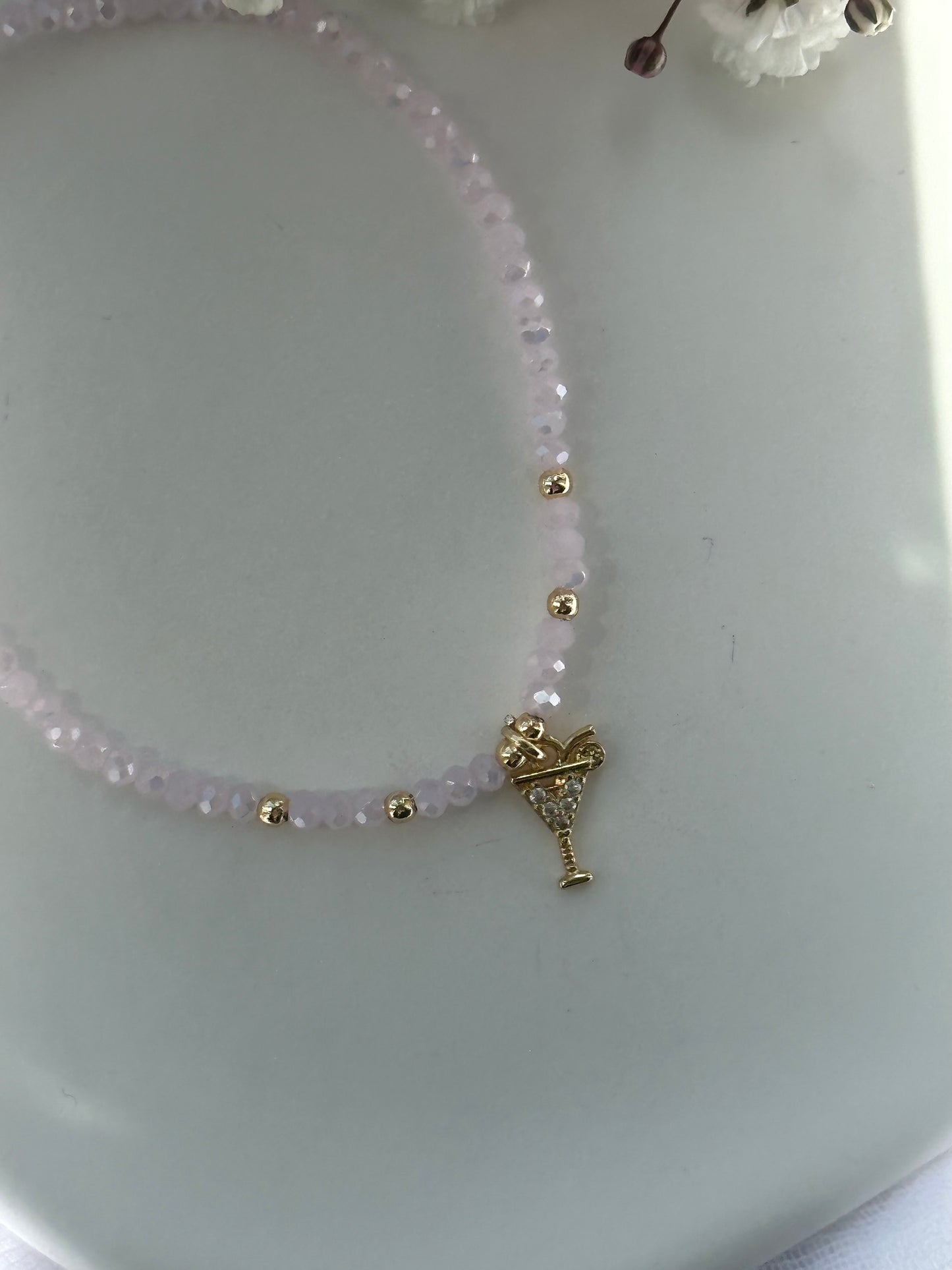 Perlenarmband mit Rosa Kristallperlen und goldenen Details + Cocktail Anhänger - 10771