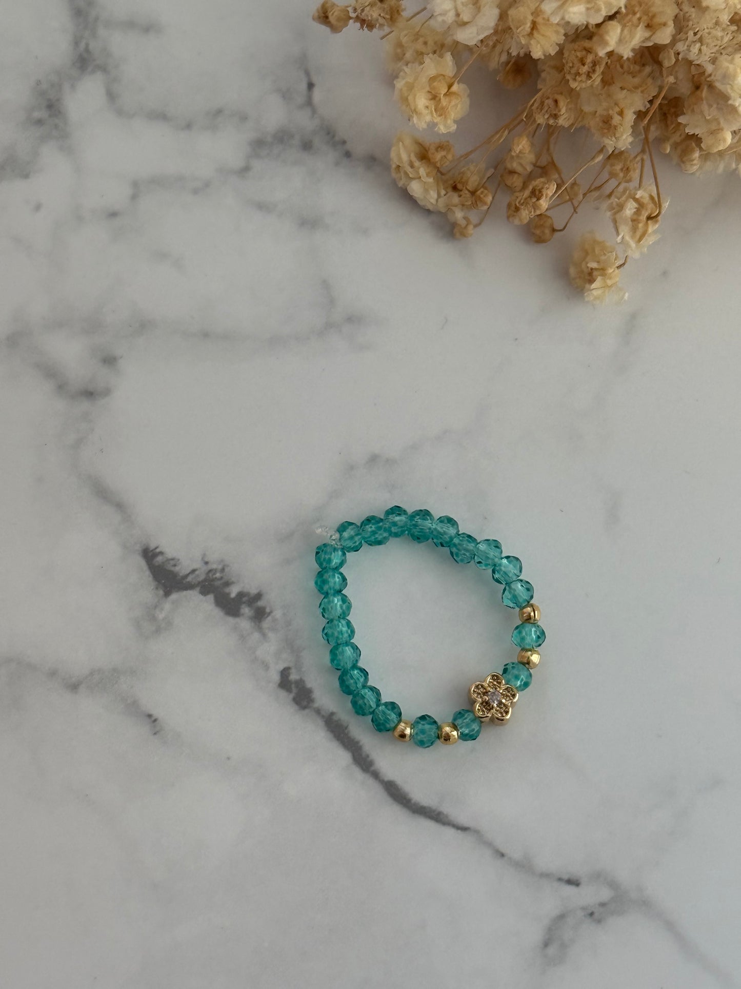 Perlenring mit Grünen Kristallperlen, goldenen Perlen + Blumen Anhänger - 2322