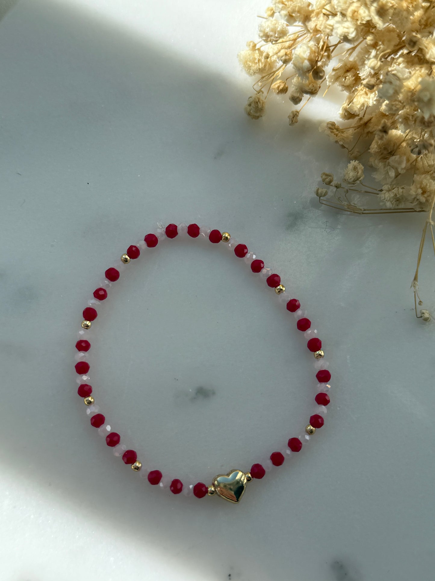 Perlenarmband mit Roten, Rosa Kristallperlen, Goldenen Perlen + Herz Anhänger - 2233