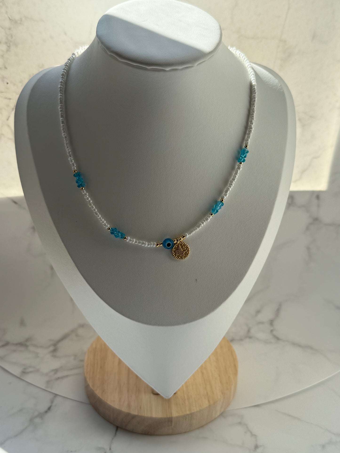Perlenkette mit Weißen Perlen, Blauen Kristallperlen, Goldenen Perlen + Nazar und Taler Anhänger - 2337
