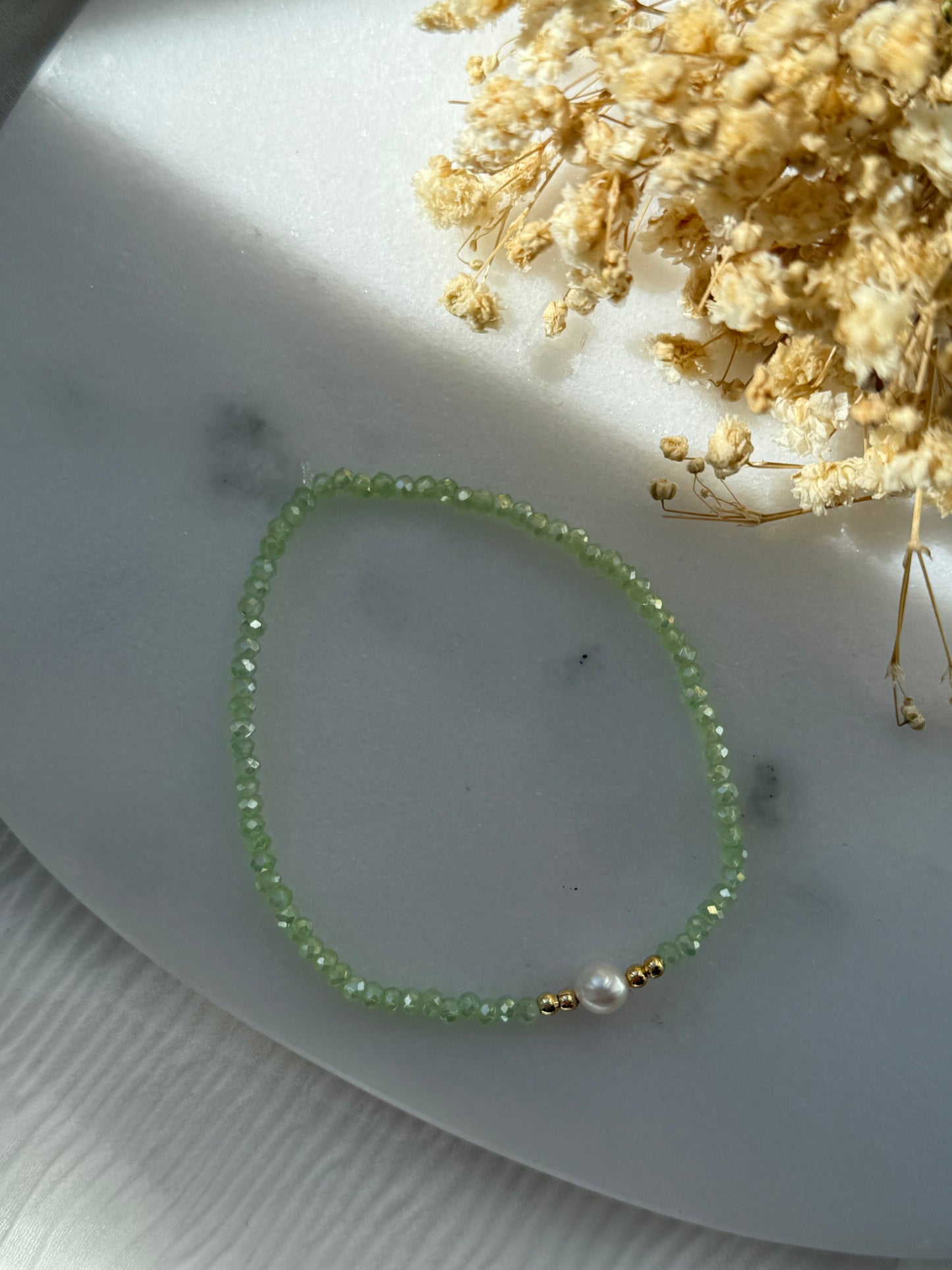 Perlenarmband mit Grünen Kristallperlen und Goldenen Perlen + Süßwasserperle - 2252