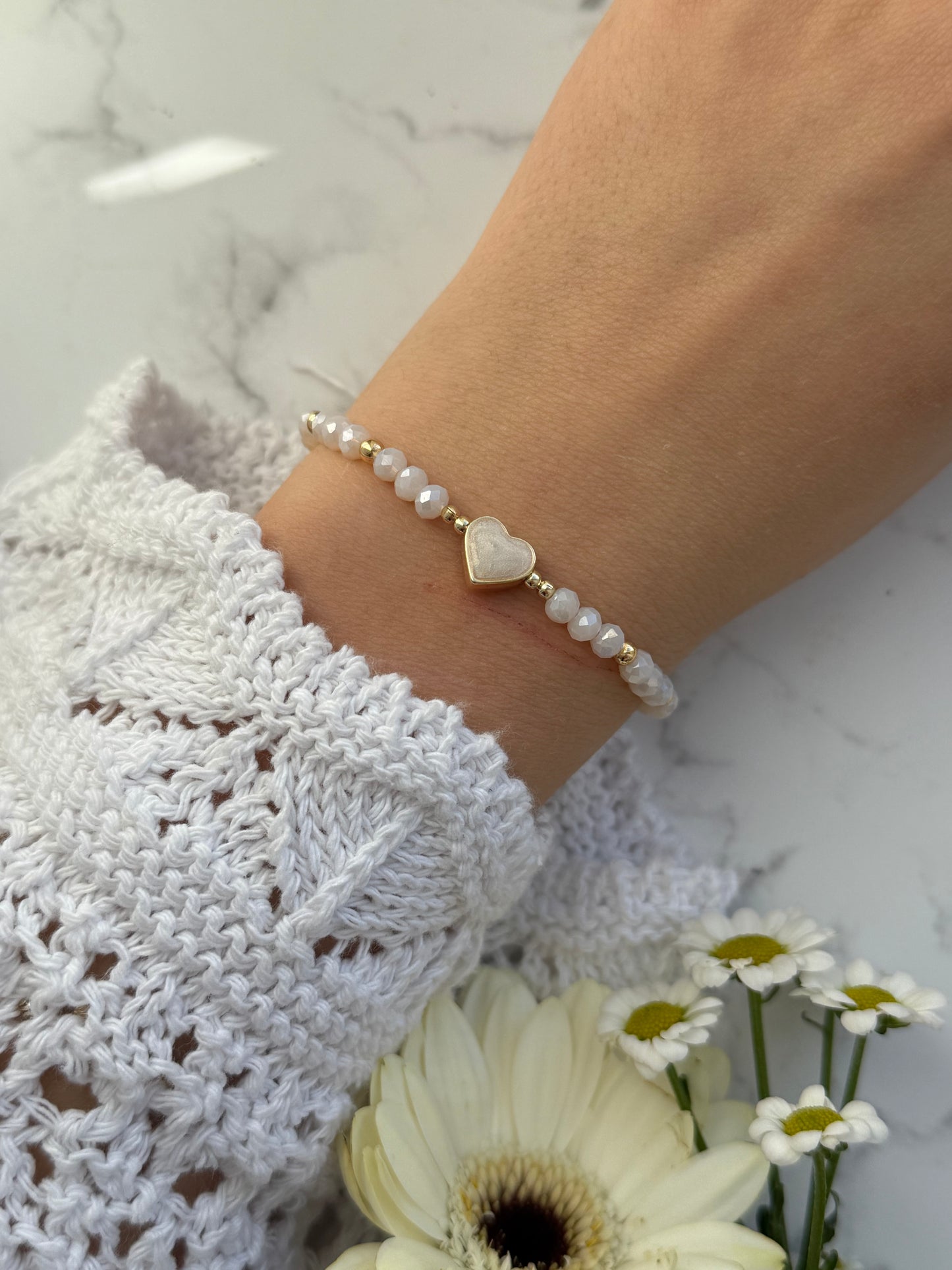 Perlenarmband mit Beigen Kristallperlen und Goldenen Perlen + Herz Anhänger - 2036