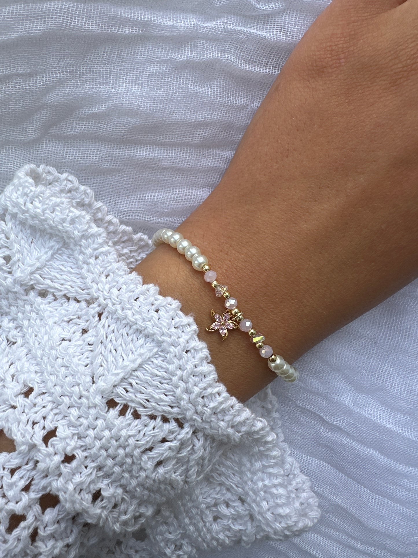 Perlenarmband mit Weißen Perlen und Rosa Kristallperlen und Blumen Anhänger - 10446