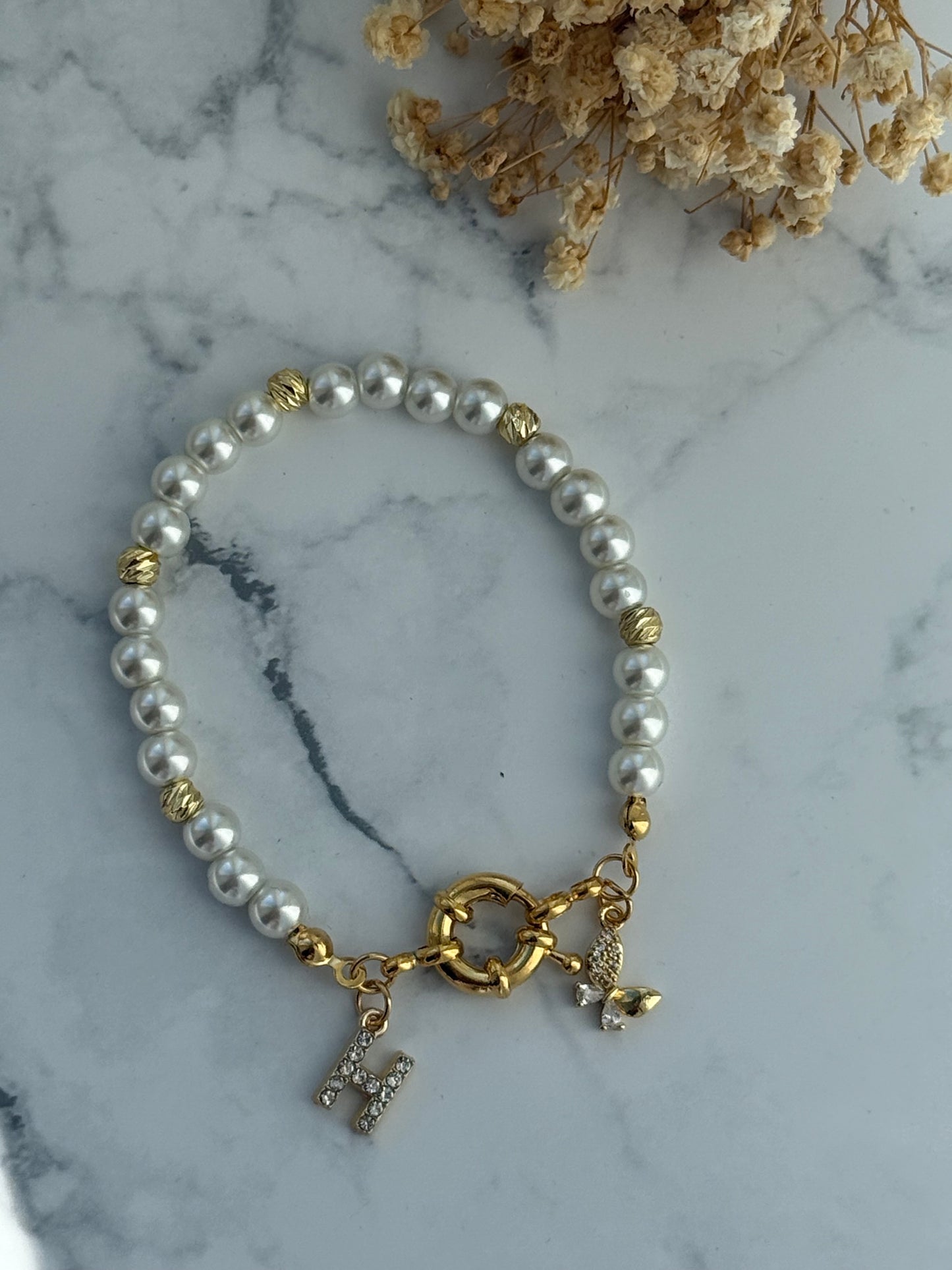 Perlenarmband personalisiert mit Weißen Glasperlen + Schmetterling Anhänger- 2346