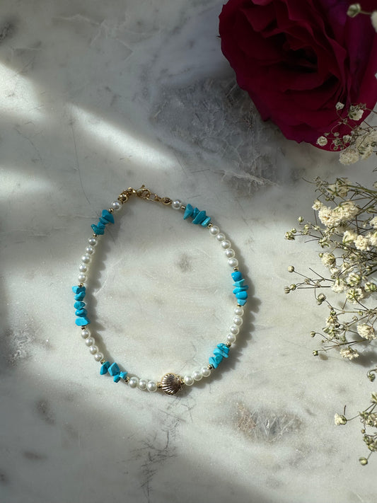 Fußkette mit weißen Perlen und Blauen Edelsteilen und Muschel Anhänger - 10084