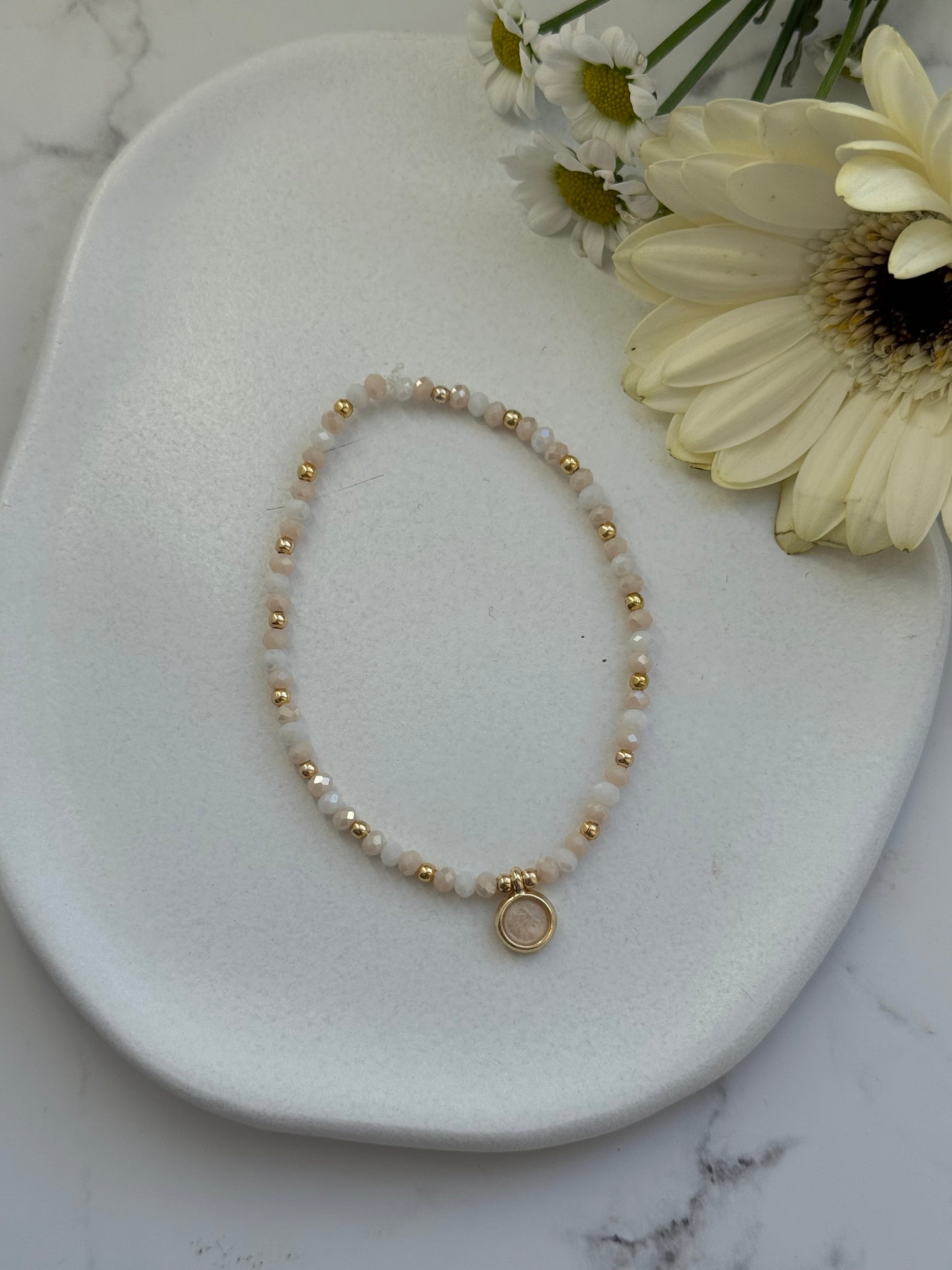 Perlenarmband mit Weißen und Beigen Kristallperlen und Goldenen Perlen + Stein Anhänger - 2042
